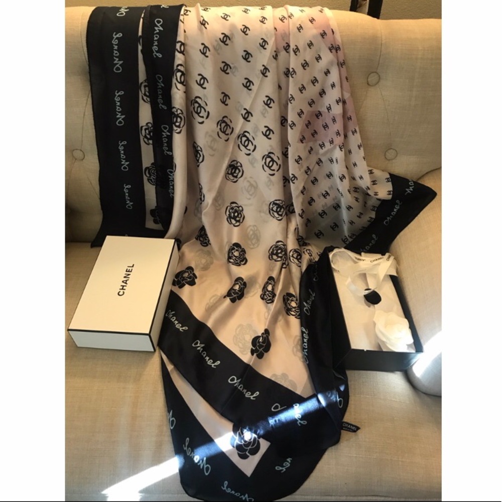 Chanel Italy made setasilk scarf wif original box